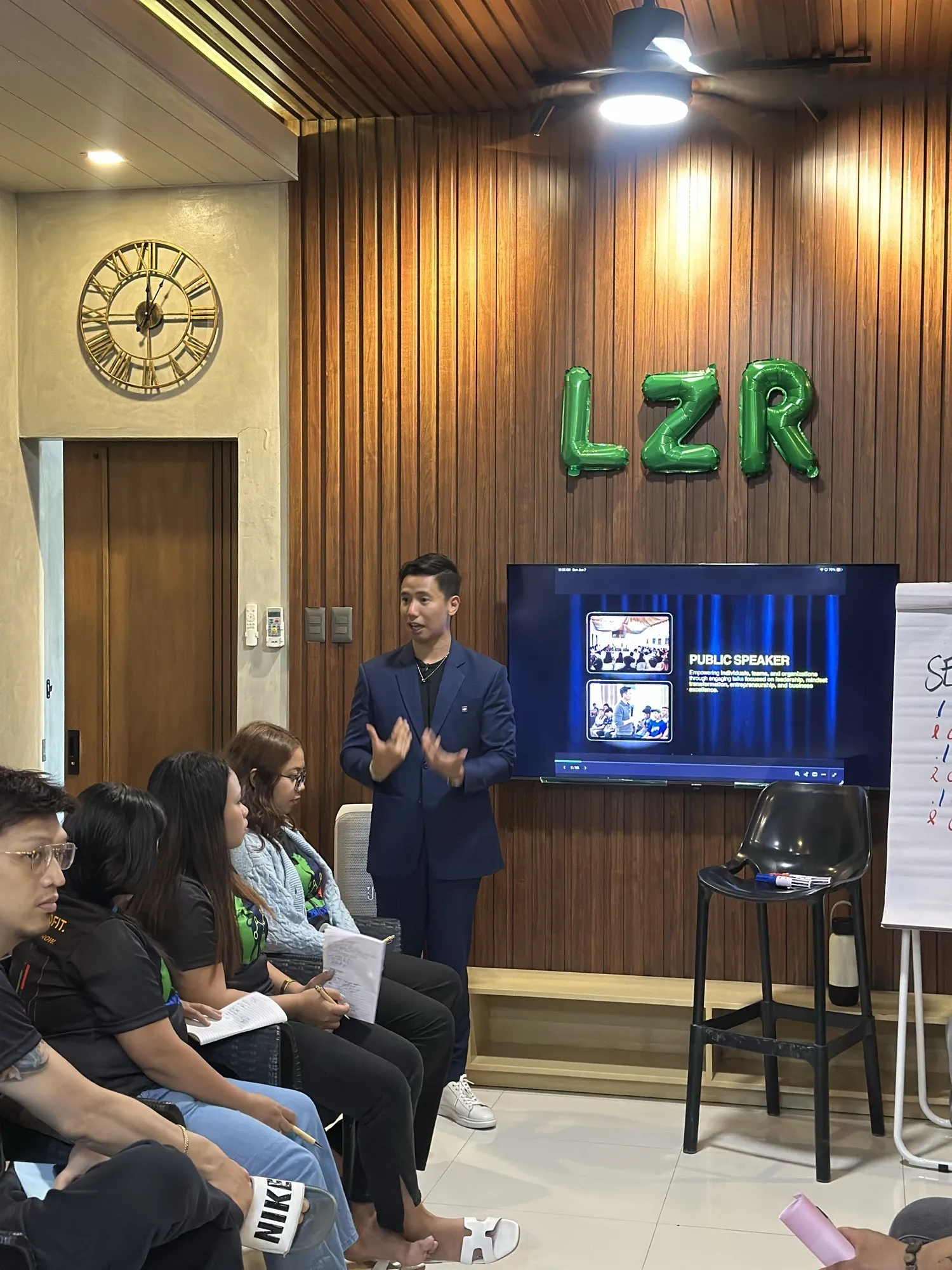 Si Coach Paolo habang nagsasalita sa isang leadership session